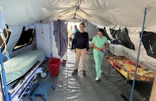 Carpas y atención en el Centro de Salud de las Minas