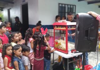 Equipo de centro de Salud de Cerro Azul celebra fiesta de navidad a niños 