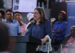 Ministra Turner da respuestas a Colón
