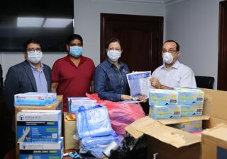 Ministra Turner recibe donación de la Universidad de Panamá