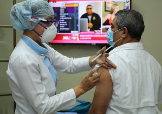 Inicia proceso de vacunación a funcionarios de Salud