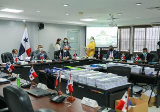Asamblea aprueba partidas para pago de turnos extras a personal médico  