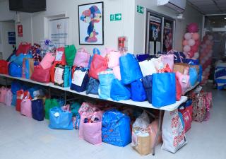 En el marco de la Campaña de la Cinta Rosada y Celeste, que busca promover la prevención y detección temprana del cáncer de mama y de próstata, el Ministerio de Salud (Minsa) entregó 200 kits de alimentos y artículos de aseo personal a los pacientes de quimioterapia del Instituto Oncológico Nacional (ION). El ministro de Salud, Fernando Boyd Galindo, manifestó que esta donación representa mucha más que una ayuda material, es una muestra de cariño, esperanza y valentía a los pacientes de cáncer que reciben s