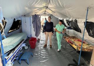 Carpas y atención en el Centro de Salud de las Minas