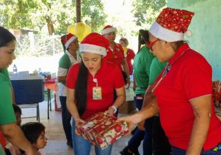 Enfermeras celebran navidad a niños en Quiteño de Las Lomas de David