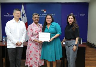Funcionarios del MINSA reciben certificados de reconocimiento