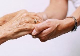 Los adultos mayores tienen mayor riesgo ante el COVID-19, cuidarlos es un compromiso de todos
