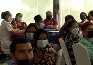 Cuidadores de centros de atención en la capital reciben capacitación