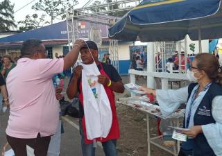 Acciones de salud en el stand ubicado en la feria de La Chorrera