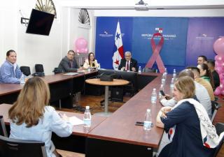 Empresarios colombianos exploran instalar fábrica de medicamentos en Panamá