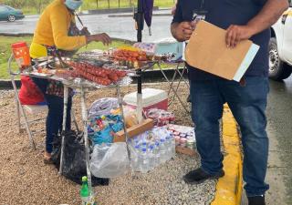 Inspeccionan puestos de venta de alimentos en la ruta del desfile en Colón