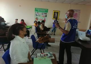 Escuela de manipuladores de alimentos recibe charla sobre el hábito de fumar
