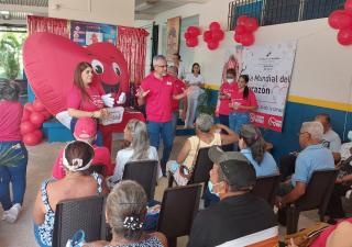 Adultos mayores se benefician de sesiones educativas en Parita