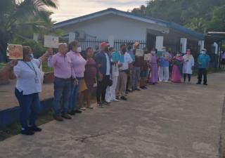 Pacientes se suman a cadena humana en el mes de la cinta rosada celeste en Chiriquí Grande 