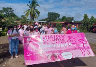 Realizan caminata de la cinta rosada en Las Minas 