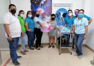 Trabajadores sociales hacen entrega de canastillas en Hospital Nicolás A. Solano.