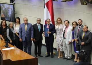 Ministro de Salud presenta proyecto de ley que busca garantizar el abastecimiento de medicamentos en beneficio de la población