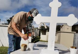 Inspeccionan cementerios en Herrera