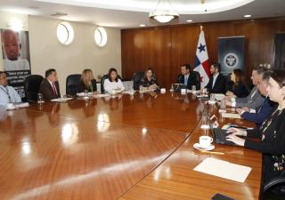 Ministra Turner expone modificación de ley de medicamentos ante la Cámara de Comercio