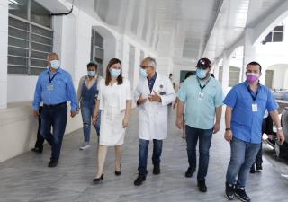 Ministra Turner entrega insumos al Hospital Santo Tomás