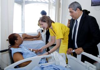 Primera Dama dona 41 prótesis mamarias al ION