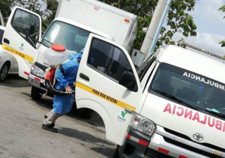 Fumigan ambulancias en hospital de Penonomé.