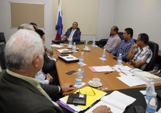 Viceministro se reúne con avicultores.