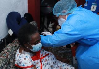 Pacientes encamados reciben la vacuna de Pfizer en El Chorrillo 