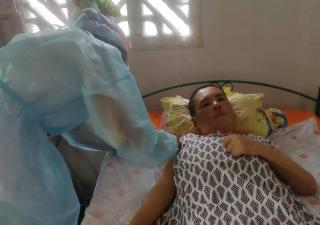 Se aplican dosis contra la COVID-19 a pacientes encamados