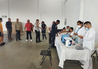 Avanza vacunación a personal de Salud y de primera línea