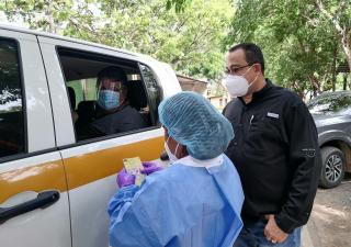 Alta afluencia de personas asiste al centro de vacunación de la Feria de Azuero 