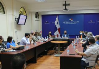 Ministro se reúne con directivos de bares y restaurantes