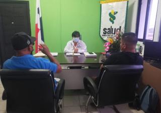 Directora regional de Bocas del Toro se reúne con residentes de Barranco Adentro en Changuinola