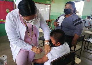 Avanza vacunación escolar en el circuito 1-1