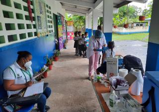 Continúa vacunación en centros educativos de Bocas del Toro