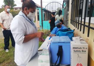Bocatoreños acuden aplicarse la vacuna de refuerzo