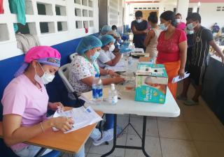 Realizan toma de hisopados a damnificados en Bocas del Toro