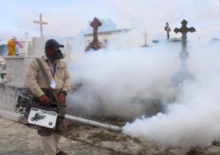 Operativo de inspección, eliminación de criaderos y fumigación en el cementerios de Veraguas