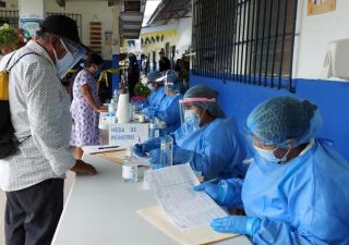 Buena afluencia de público a vacunación en Chiriquí Grande