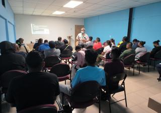 Capacitan a 26 manipuladores de alimentos en Almirante