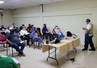 Capacitan a manipuladores de alimentos en Almirante