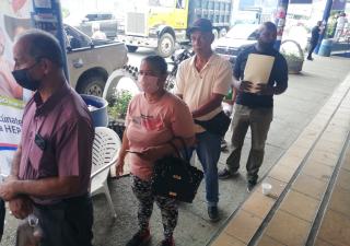Bocatoreños acuden a vacunarse contra la hepatitis 