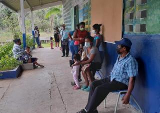 Residentes de Bonyic acuden a inmunizarse