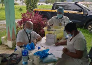Realizan hisopados en albergue de adultos mayores 