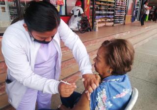 Bocatoreños se vacunan en la terminal de transporte 