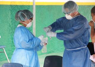 Centros de Salud extienden horario y aumentan los hisopados