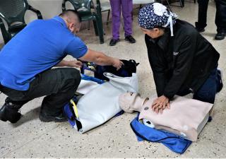 Instruyen a técnicos de emergencias sobre hoja de registros del paciente y dispositivo autopulse