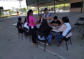 Jóvenes aprenden y se divierten con el verano feliz