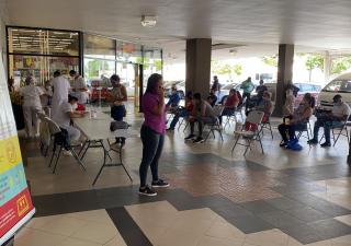 Abarrotan centros comerciales en busca de la vacuna