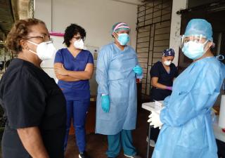 Detectan dos positivos en hisopados para viajeros